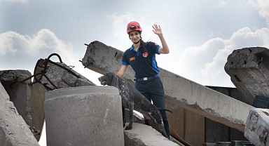 30 Ekim’de enkaz altından kurtarıldı şimdi başka canları kurtarıyor