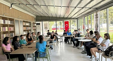  Öğretmen Başkan’dan Bayraklı’ya 6 Kitap Kafe