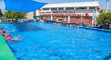 Bayraklı Belediyesinin yüzme kursuna büyük ilgi