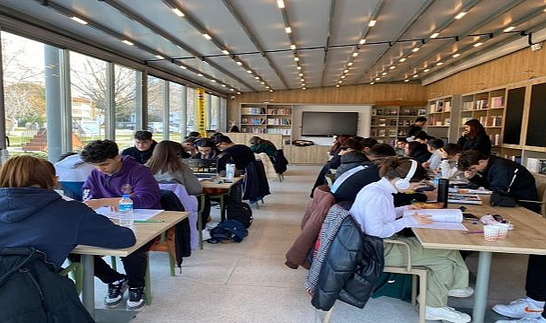 Bayraklı kütüphaneleri gençlerin hayallerine kapı açtı