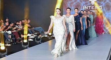 podyumunda kumaşların dansı