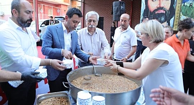 Bayraklı'da aşure bereketi