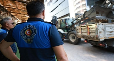 Bayraklı'da kaldırım işgallerine geçit yok