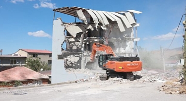 Bayraklı’da 5 katlı kaçak yapı yıkıldı