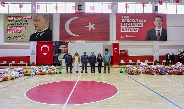 Bayraklı'daki Okullara Spor Malzemesi Desteği