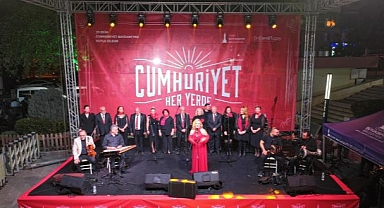 İzmir'de Cumhuriyet coşkusu başladı