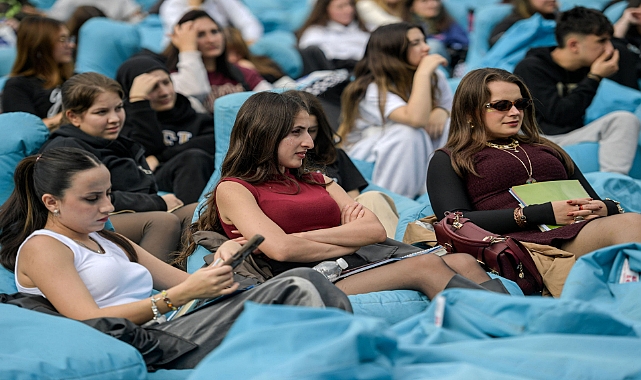 Üniversiteli gençler İzmir’e festivalle “merhaba” dedi