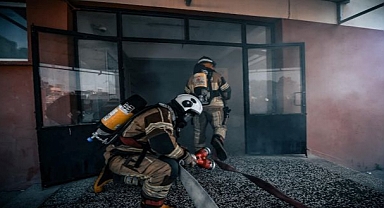 İtfaiye ekiplerinden polis okulunda yangın tatbikatı