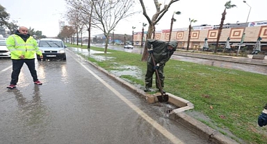 İzmir Büyükşehir Belediyesi ekipleri yağış nöbetinde