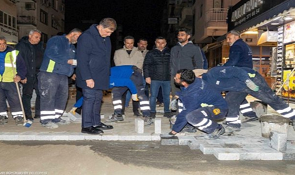 Başkan Tugay yol emekçileriyle gece mesaisinde buluştu