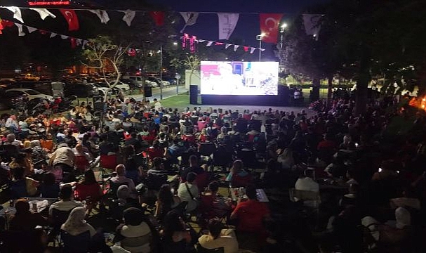 Bayraklı'da açık hava sinema günleri devam ediyor