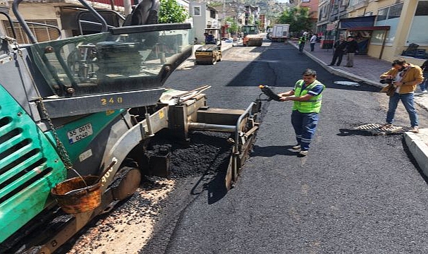 Bayraklı’da Asfalt Seferberliği Sürüyor: 25 Noktada Tamamlandı, 5 Noktada Daha Başlıyor